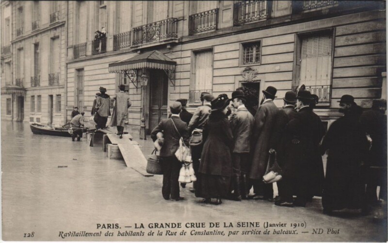 Carte postale ancienne Inondations 1910 Paris Rue de Constantine ravitaillement