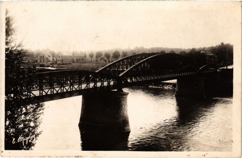 Carte postale ancienne Bois-le-Roi Le Pont de Chartrettes à Bois-le-Roi