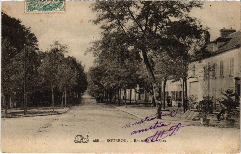 Carte postale ancienne Bourron - Route de Nemours à Nemours