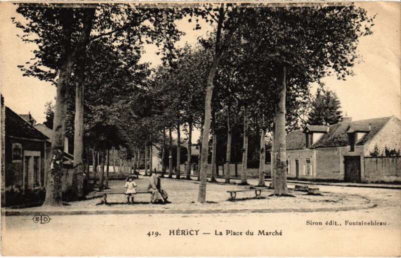 Carte postale ancienne Hericy - La Place du Marche à Héricy