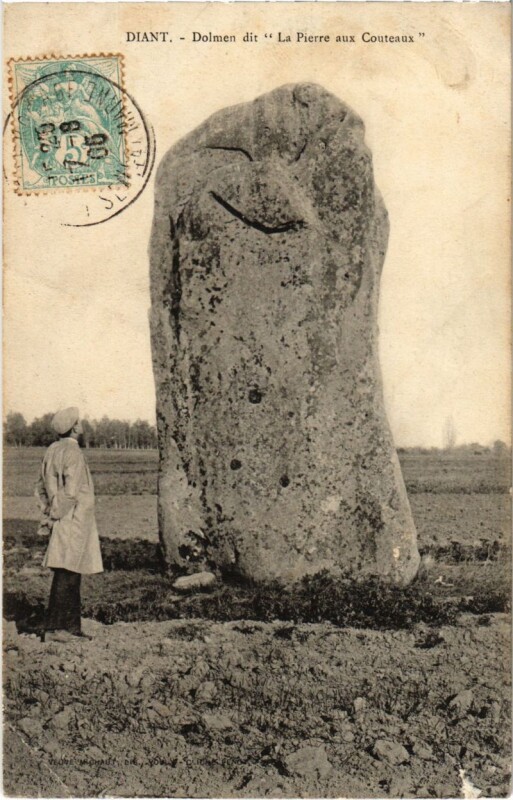 Carte postale ancienne Diant - Dolmen dit La Pierre aux Couteaux à Diant