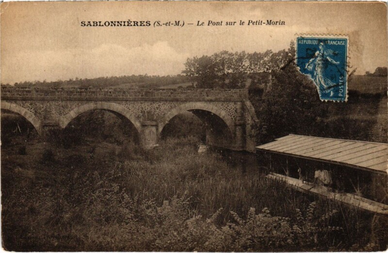 Carte postale ancienne Sablonnieres - Le Pont sur le Petit-Morin à Sablonnières