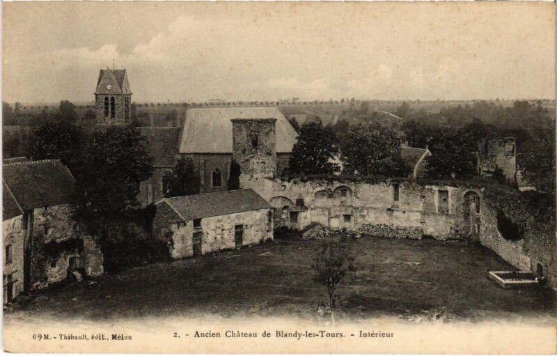Carte postale ancienne Blandy-les-Tours - Ancien Chateau - Interieur à Blandy