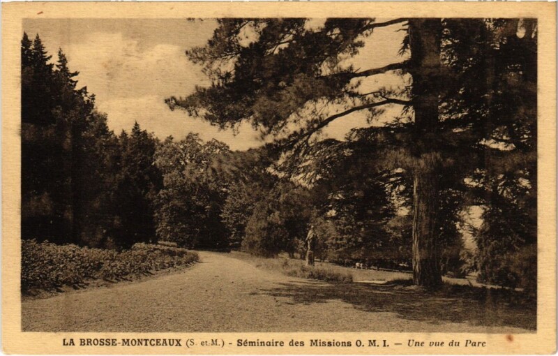 Carte postale ancienne La Brosse-Montceaux - Seminaires des Missions - Une Vue du Parc à La Brosse-Montceaux