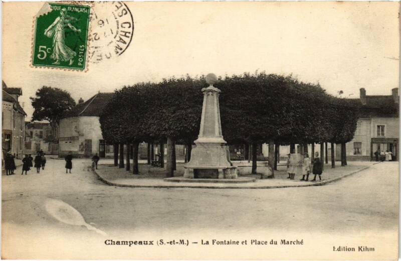 Carte postale ancienne Champeaux - La Fontaine et Place du Marche à Champeaux