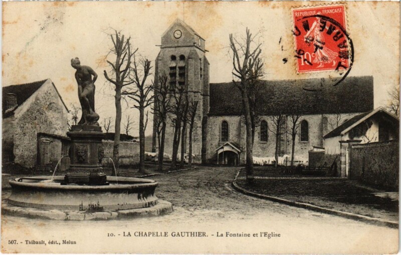 Carte postale ancienne La Chapelle-Gauthier - La Fontaine et l'Eglise à La Chapelle-Gauthier