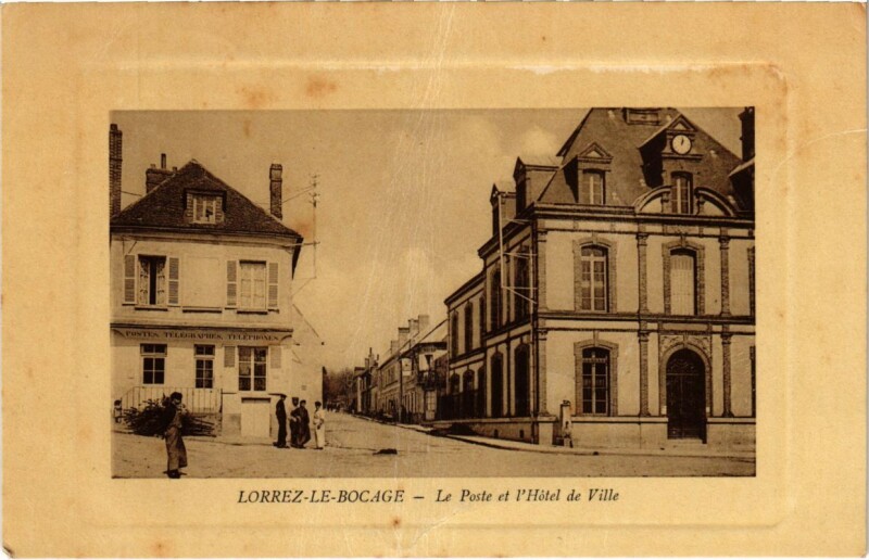 Carte postale ancienne Lorrez-le-Bocage - Le Poste et l'Hotel de Ville