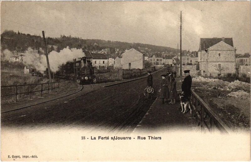 Carte postale ancienne La Ferte-sous-Jouarre Rue Thiers Tram Vapeur à Jouarre