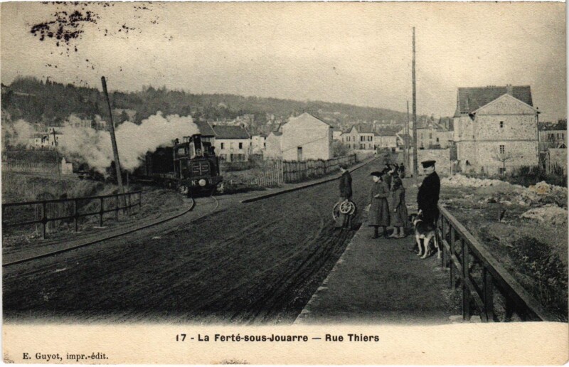 Carte postale ancienne La Ferte-sous-Jouarre Rue Thiers Tram Vapeur à Jouarre