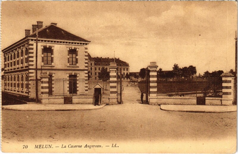 Carte postale ancienne Militaire - Melun - La Caserne Angereau à Melun