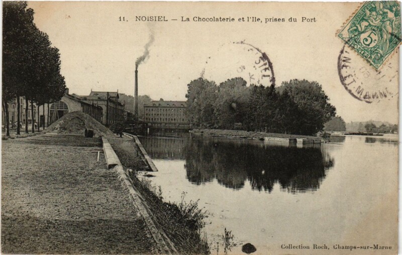 Carte postale ancienne Noisiel - La Chocolaterie et l'Ile prises du Port à Noisiel