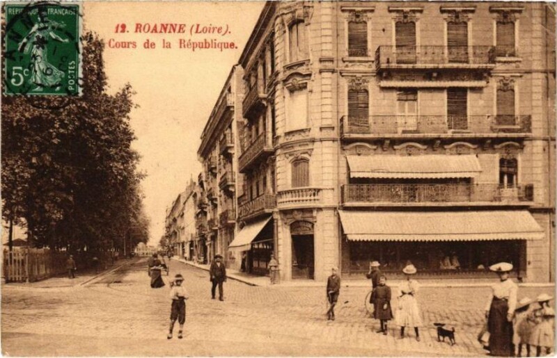 Carte postale ancienne Roanne - Cours de la République à Roanne