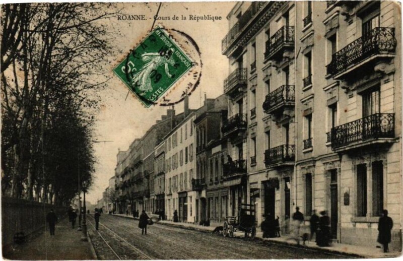 Carte postale ancienne Roanne - Cours de la République à Roanne