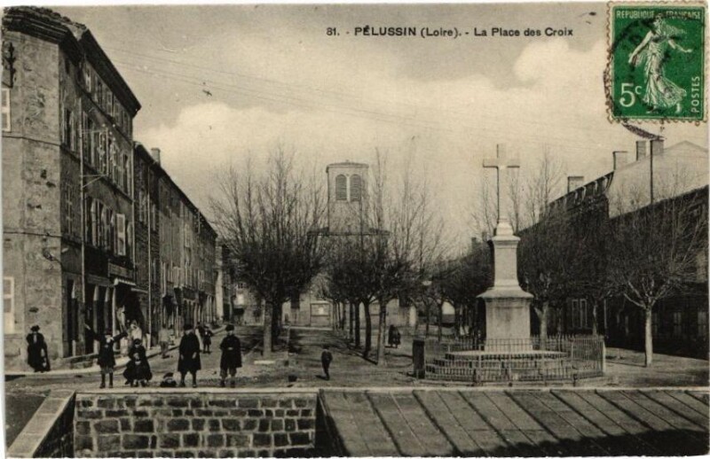 Carte postale ancienne Pelussin - La Place des Croix à Pélussin