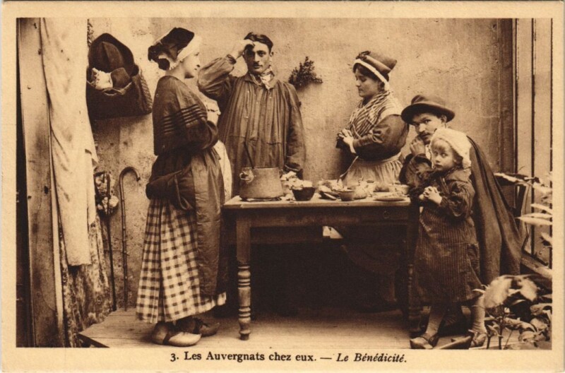 Carte postale ancienne Les Auvergnats Chez Eux - Le Benedicite