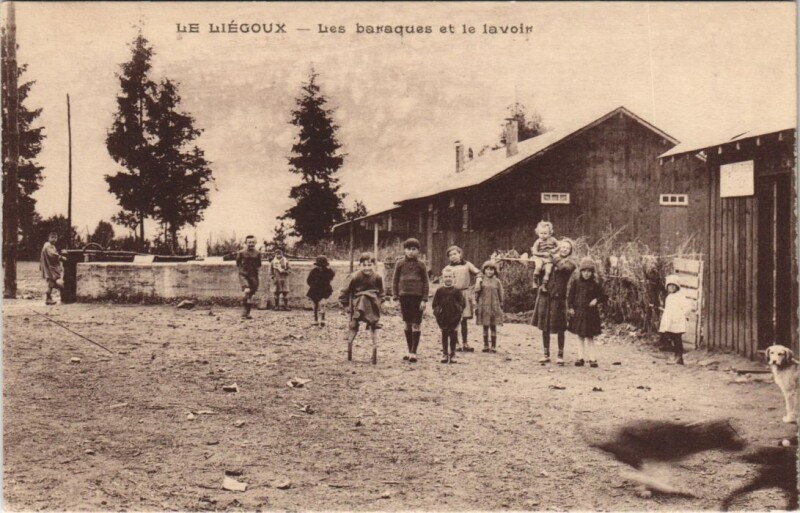 Carte postale ancienne Le Liegoux - Les Baraques et le Lavoir
