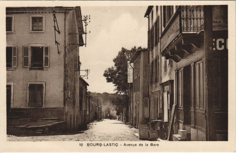 Carte postale ancienne Bourg-Lastic Avenue de la Gare à Bourg-Lastic