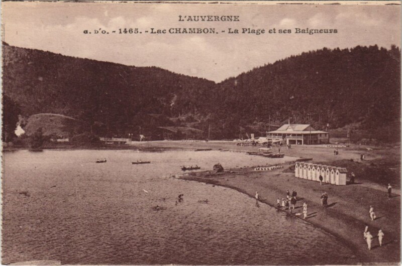 Carte postale ancienne Lac Chambon - La Plage et ses Baigneurs