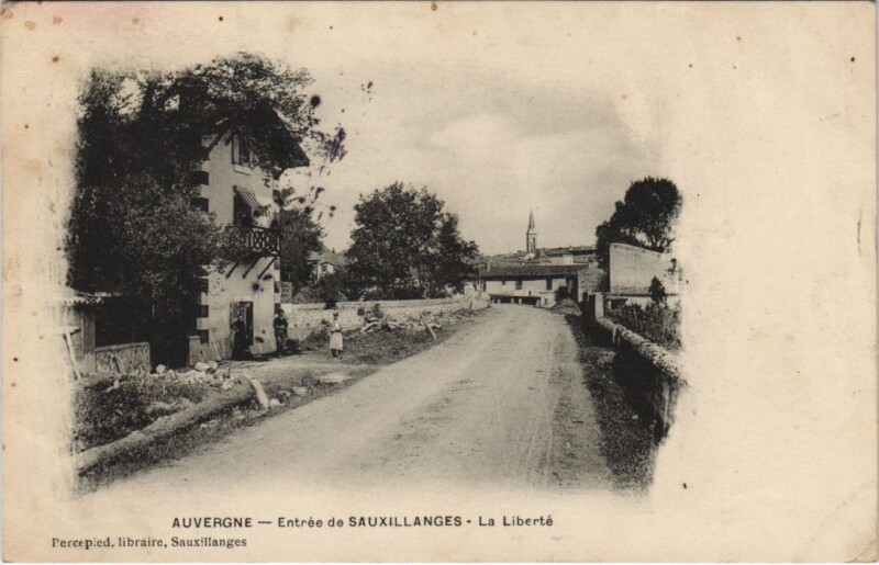 Carte postale ancienne Sauxillanges Entree de Sauxillanges - La Liberte à Sauxillanges