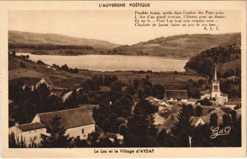 Carte postale ancienne Aydat Le Lac et le Village d'Aydat à Aydat