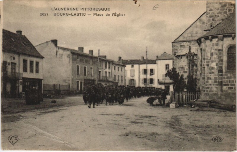 Carte postale ancienne Bourg-Lastic Place de l'Eglise à Bourg-Lastic