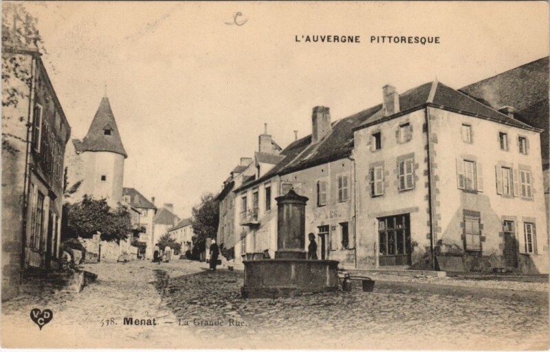 Carte postale ancienne Menat La Grande Rue à Menat