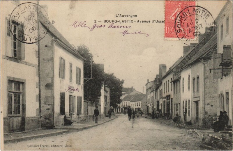 Carte postale ancienne Bourg-Lastic Avenue à Bourg-Lastic