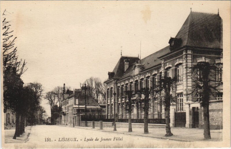 Carte postale ancienne Lisieux Lycee de Jeunes Filles à Lisieux
