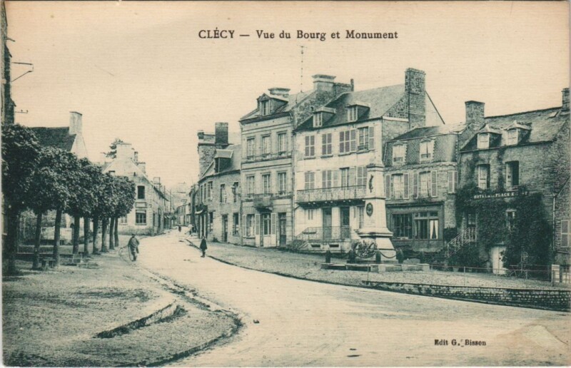 Carte postale ancienne Clecy Vue du Bourg et Monument