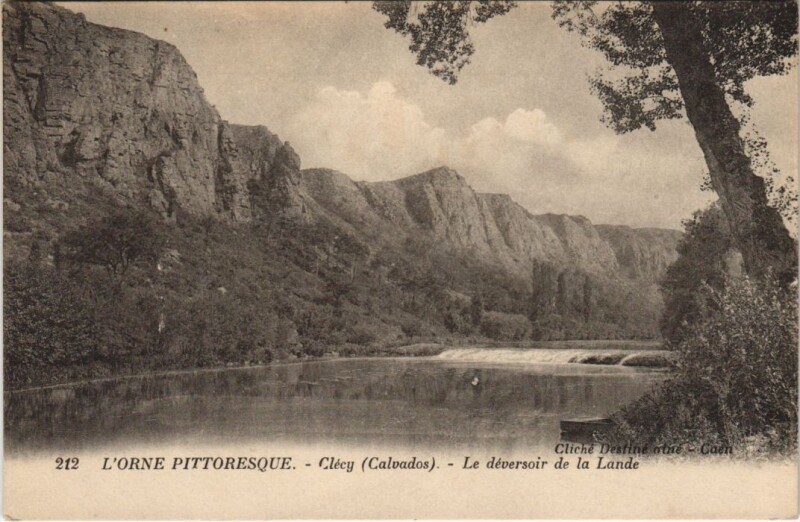 Carte postale ancienne Clecy Le Deversoir de la Lande