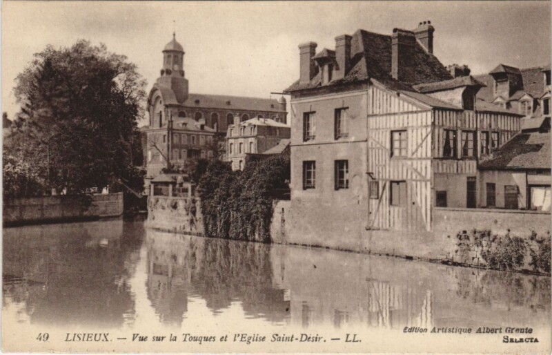 Carte postale ancienne Lisieux Vue sur la Touques et l'Eglise Saint-Desir à Lisieux