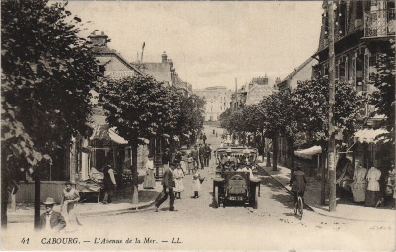 Carte postale ancienne Cabourg - L'Avenue de la Mer à Cabourg