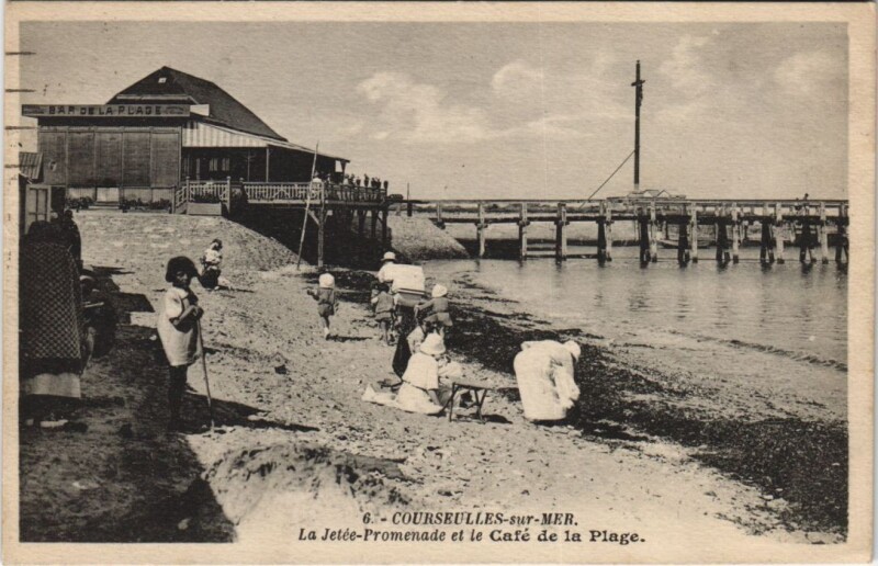 Carte postale ancienne Courseulles-sur-Mer La Jetee-Promenade et le Cafe de la Plage à Courseulles-sur-Mer