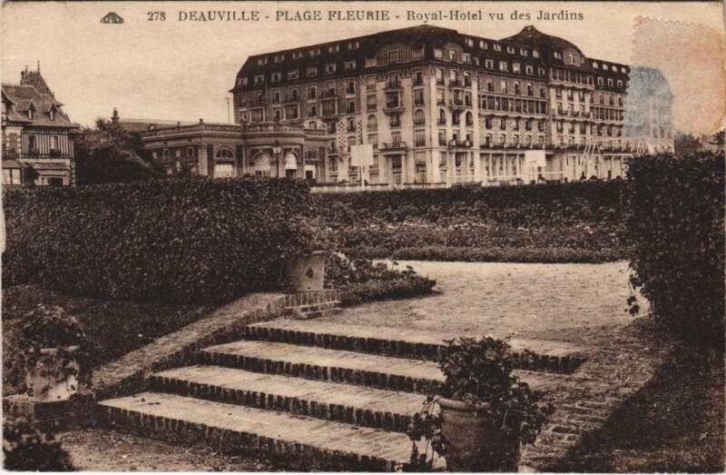 Carte postale ancienne Deauville Royal-Hotel vu des Jardins à Deauville