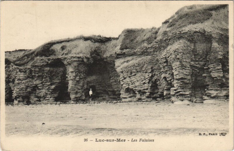 Carte postale ancienne Luc-sur-Mer Les Falaises à Falaise