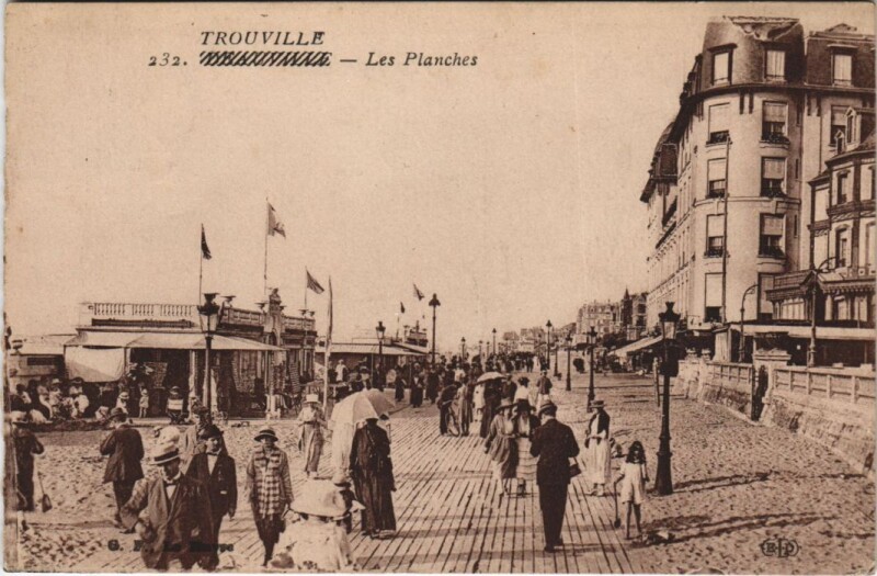 Carte postale ancienne Trouville Les Planches