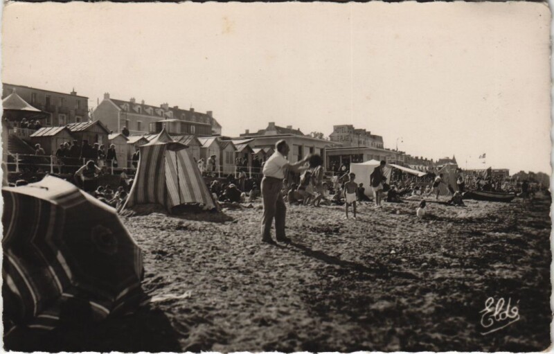 Carte postale ancienne Luc-sur-Mer La Plage à Luc-sur-Mer