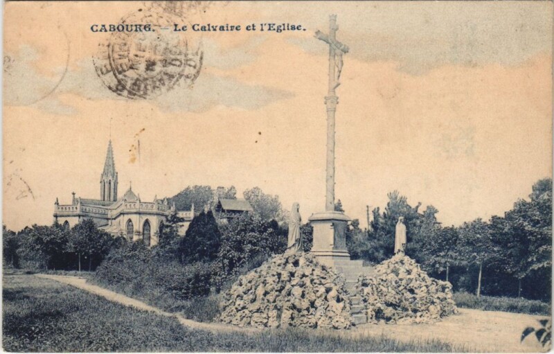 Carte postale ancienne Cabourg - Le Calvaire et l'Eglise à Cabourg