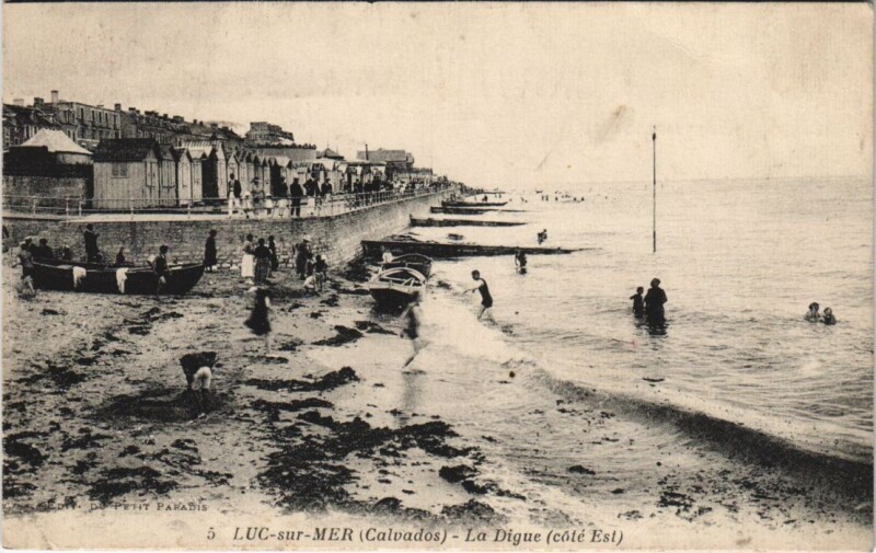 Carte postale ancienne Luc-sur-Mer La Digue - Cote Est à Luc-sur-Mer