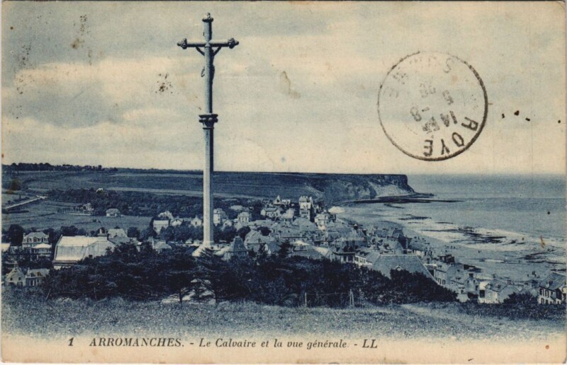 Carte postale ancienne Arromanches Le Calvaire et la Vue Generale