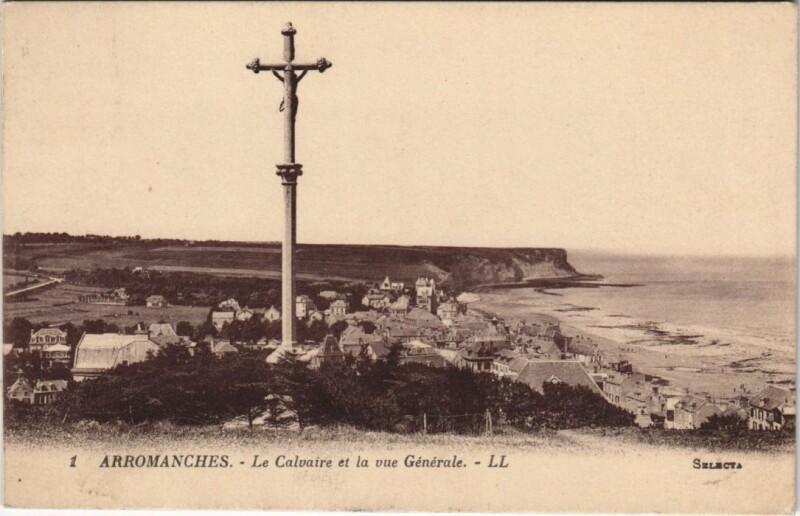 Carte postale ancienne Arromanches Le Calvaire et la Vue Generale