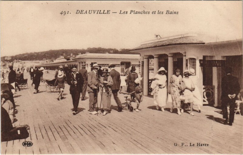 Carte postale ancienne Deauville Les Planches et les Bains à Deauville
