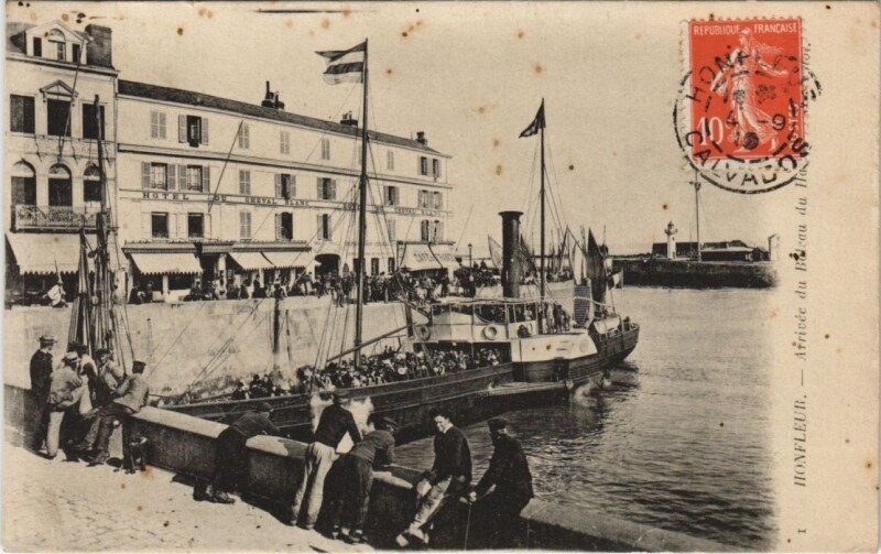 Carte postale ancienne Honfleur Arrivee du Bateau du Havre à Honfleur