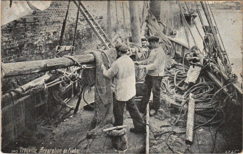 Carte postale ancienne Trouville Reparation de Filets