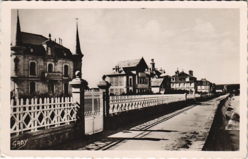 Carte postale ancienne Asnelles La Digue et les Villas à Asnelles