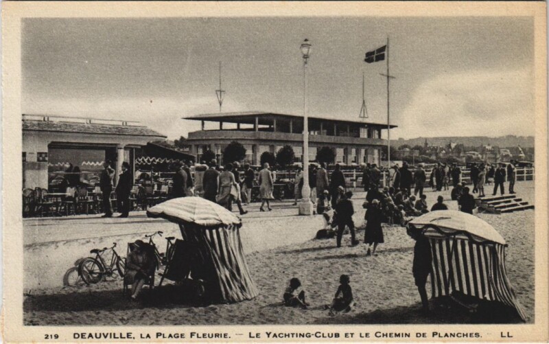 Carte postale ancienne Deauville Le Yachting-Club et le Chemin de Planches à Deauville