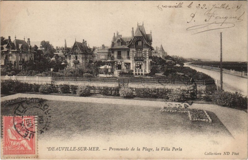 Carte postale ancienne Deauville Promenade de la Plage - La Villa Perla à Deauville