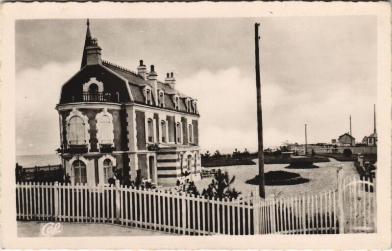 Carte postale ancienne Bernieres-sur-Mer Le Casino et le Semaphore