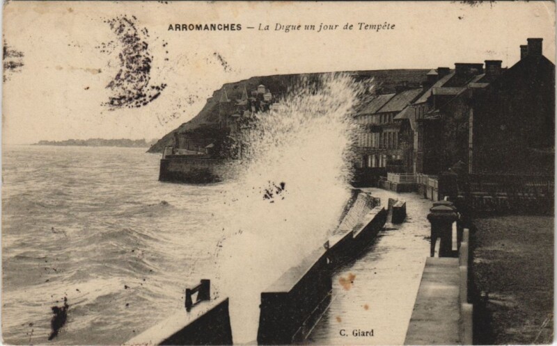 Carte postale ancienne Arromanches La Digue un Jour de Tempete
