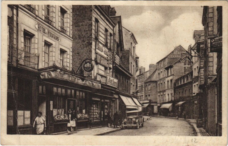 Carte postale ancienne Lisieux Hotel-Restaurant des Voyageurs - Grand Rue à Lisieux